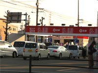 コイン洗車機を待つ車の渋滞