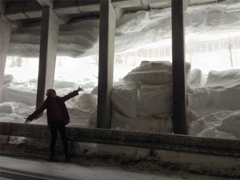 トンネルから落ちている分厚い雪の塊